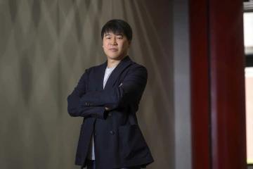 教员 Eungjoo Lee 双手交叉站立的肖像